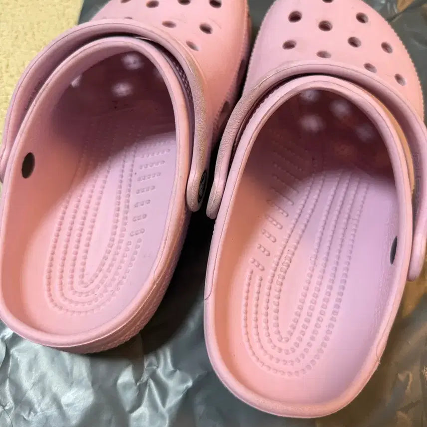 [BUNJANG] Crocs Pink J3 Clogs / 크록스 핑크 220