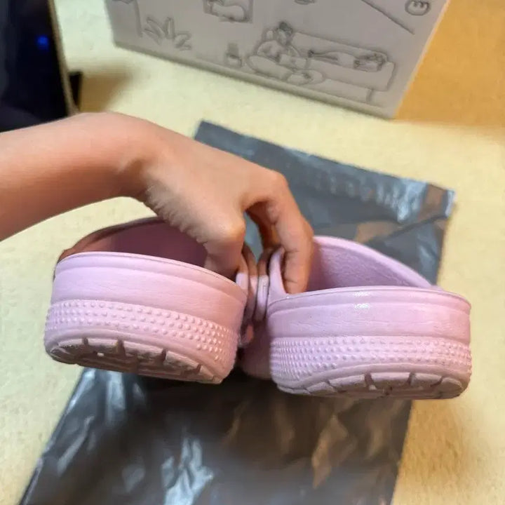 [BUNJANG] Crocs Pink J3 Clogs / 크록스 핑크 220
