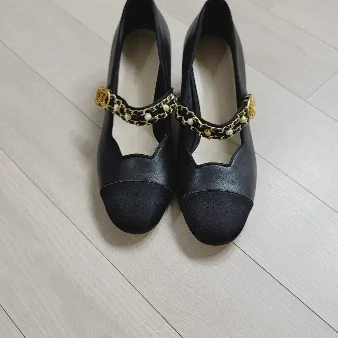 [BUNJANG] Obzee Emblem Pumps (Size 245) / 오브제 새상품 엠블럼구두240. 한점