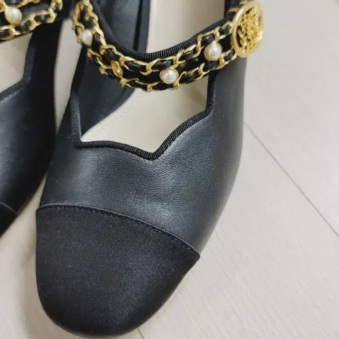 [BUNJANG] Obzee Emblem Pumps (Size 245) / 오브제 새상품 엠블럼구두240. 한점