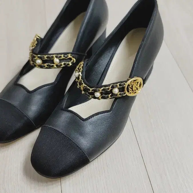 [BUNJANG] Obzee Emblem Pumps (Size 245) / 오브제 새상품 엠블럼구두240. 한점