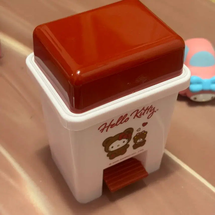[BUNJANG] Hello Kitty Mini Pedal Trash Can / 마지막가격) 헬로키티 미니 데스크 휴지통