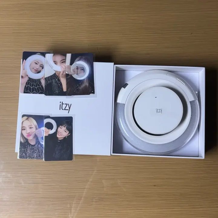 [BUNJANG] ITZY Light Ring Ver. 1 Official Lightstick with Photocard / 있지 라이트링 응원봉 ver.1  (라이트링 포카 포함)