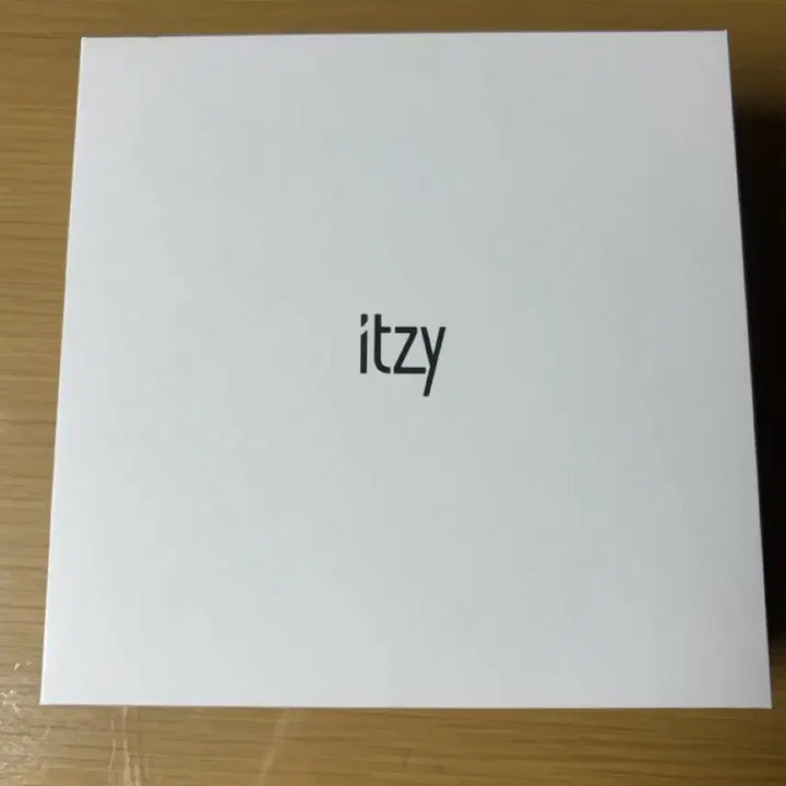 [BUNJANG] ITZY Light Ring Ver.1 (Includes Photocard) / 있지 라이트링 응원봉 ver.1  (라이트링 포카 포함)