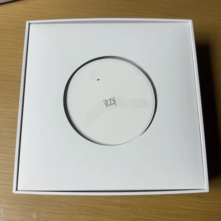 [BUNJANG] ITZY Light Ring Ver.1 (Includes Photocard) / 있지 라이트링 응원봉 ver.1  (라이트링 포카 포함)