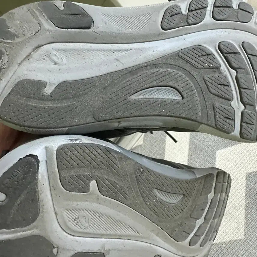 [BUNJANG] Asics Gel Kayano 31 Gray Sneakers / 아식스 젤 카야노 31 250사이즈 그레이