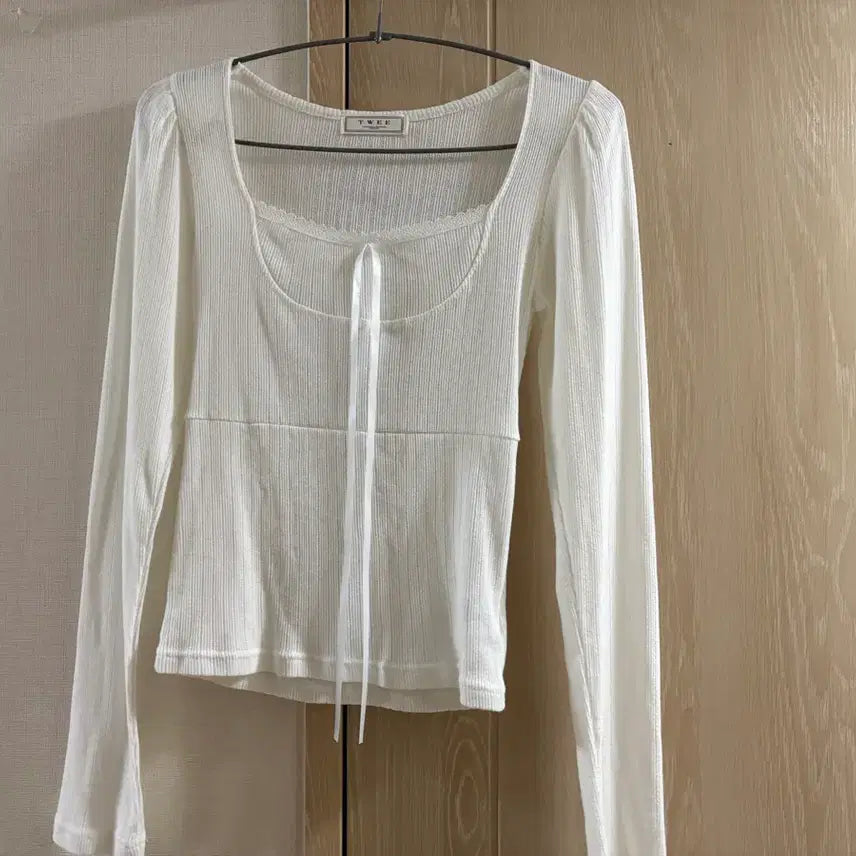 [BUNJANG] Twir シュ Tay Lace Long Sleeve T-shirt Ivory / 트위 르슈 타이 레이스  긴팔 티셔츠 아이보리