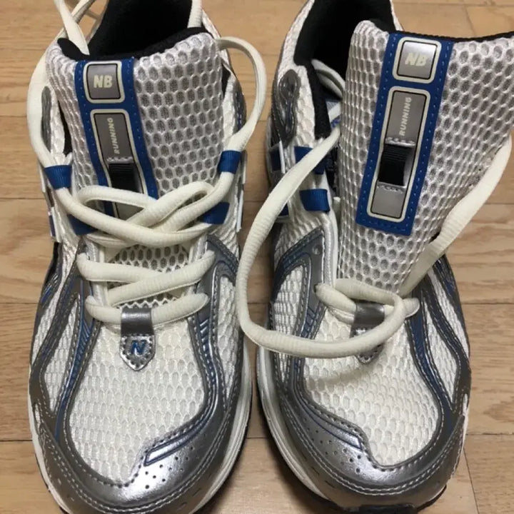 [SOLD OUT] 뉴발란스1906R 메탈릭실버블루 255 사이즈 새것 팜