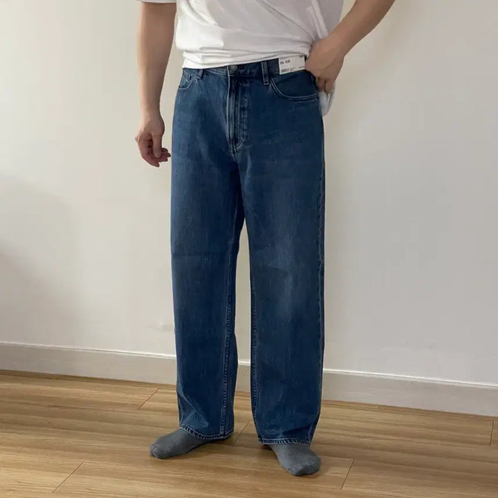 [BUNJANG] Uniqlo Wide Straight Jeans 66 Blue (Size 33) / (새제품)유니클로 와이드스트레이트진 66BLUE (33)