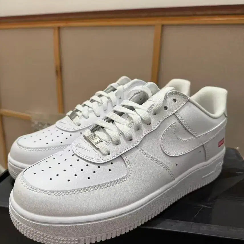 [SOLD OUT] 나이키 x 슈프림 에어포스 1 로우 화이트 260MM