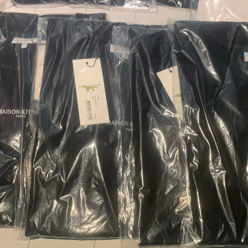 [BUNJANG] Maison Kitsune Logo Embroidered T-shirt Black / 메종키츠네 로고자수 반팔 티셔츠 블랙/화이트/네이비 미개봉 새상품