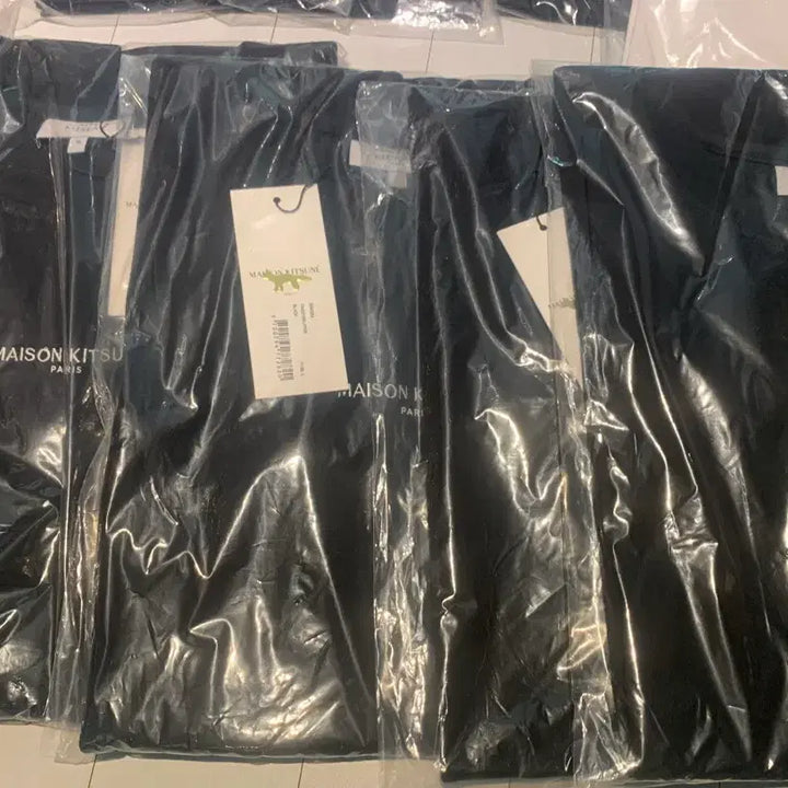 [BUNJANG] Maison Kitsune Logo Embroidered T-shirt Black / 메종키츠네 로고자수 반팔 티셔츠 블랙/화이트/네이비 미개봉 새상품