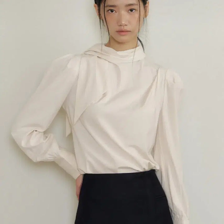 [BUNJANG] 루시르주 블라우스 크림베이지 (배우 금새록 착용 블라우스) / 루시르주 블라우스 크림베이지 (배우 금새록 착용 블라우스)