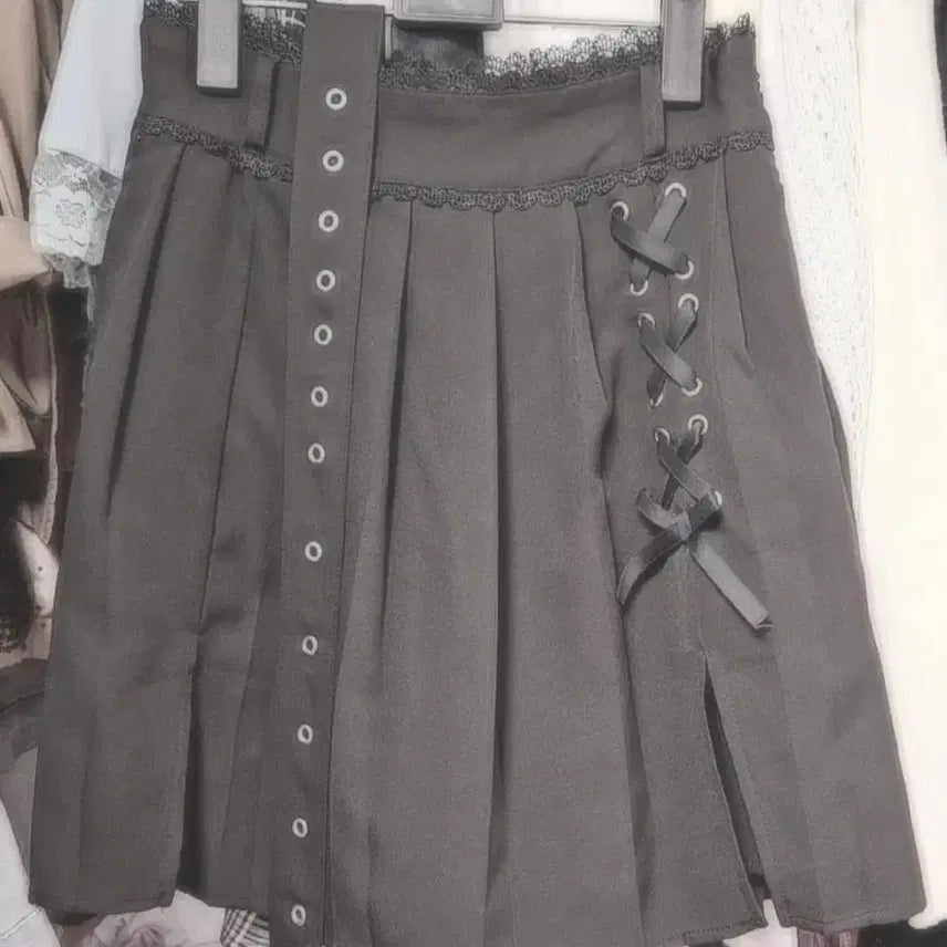 [BUNJANG] Dear My Love Pleated Eyelet Skirt Black / 디마럽 지뢰계 플리츠 아일렛 스커트 블랙 교판