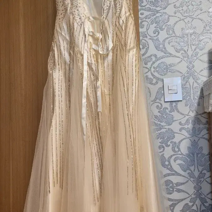 [BUNJANG] Ivory Performance Dress with Gold Embellishments / 연주드레스 (95.66)