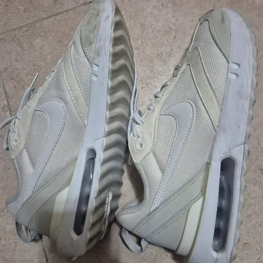 [BUNJANG] Nike Air Max Dawn Sneakers / 에어맥스 던 250. 25000