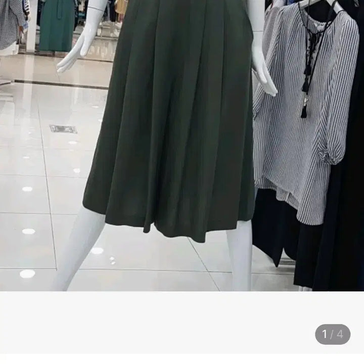 [BUNJANG] CC Collect Button Detail Two-Tuck Wide Half Pants / 새거 씨씨콜렉트) 버튼 장식 투턱  팬츠