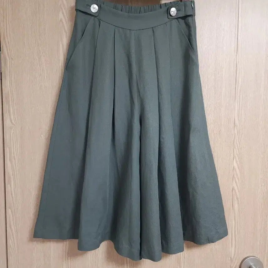 [BUNJANG] CC Collect Button Detail Two-Tuck Wide Half Pants / 새거 씨씨콜렉트) 버튼 장식 투턱  팬츠