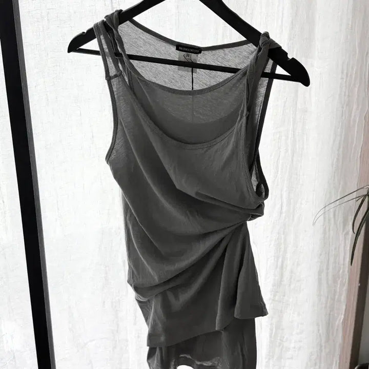 [BUNJANG] Andersson Bell Twist Sleeveless Top / 앤드뮐미스터 트위스트 슬리브리스