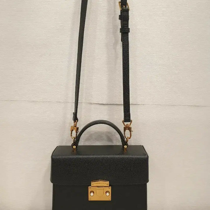 [BUNJANG] Charles &amp; Keith Black Mini Tote Bag Crossbody Bag / 거의새거) 찰스앤키스 블랙 미니 토트백 크로스백 가방