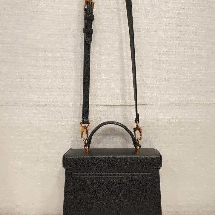 [BUNJANG] Charles &amp; Keith Black Mini Tote Bag Crossbody Bag / 거의새거) 찰스앤키스 블랙 미니 토트백 크로스백 가방