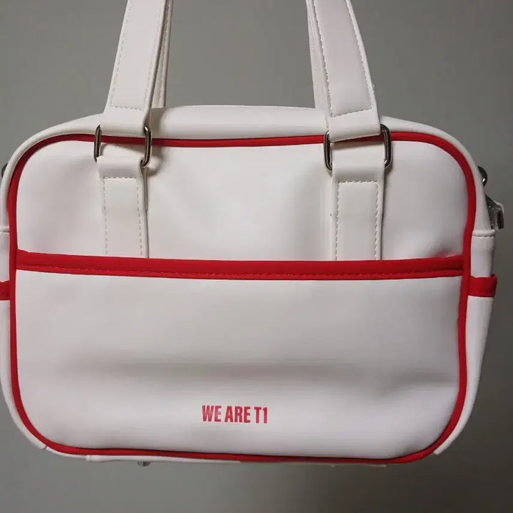 [SOLD OUT] T1 화이트 미니 이타백 팝니다