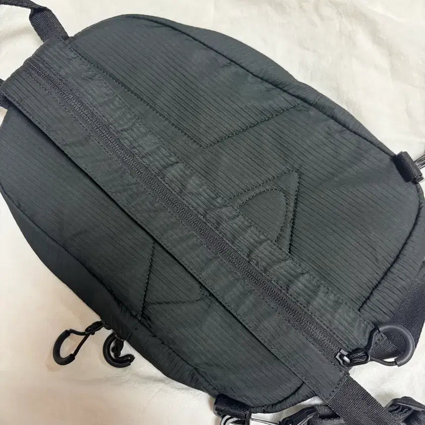[BUNJANG] Mischief Two-Way Sling Bag / 미스치프 투웨이 슬링백