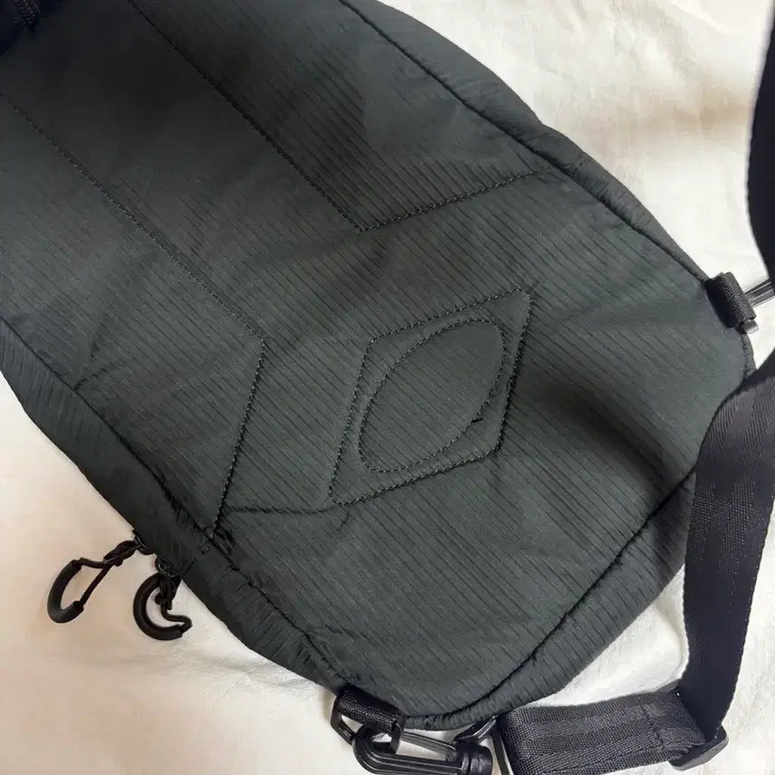 [BUNJANG] Mischief Two-Way Sling Bag / 미스치프 투웨이 슬링백
