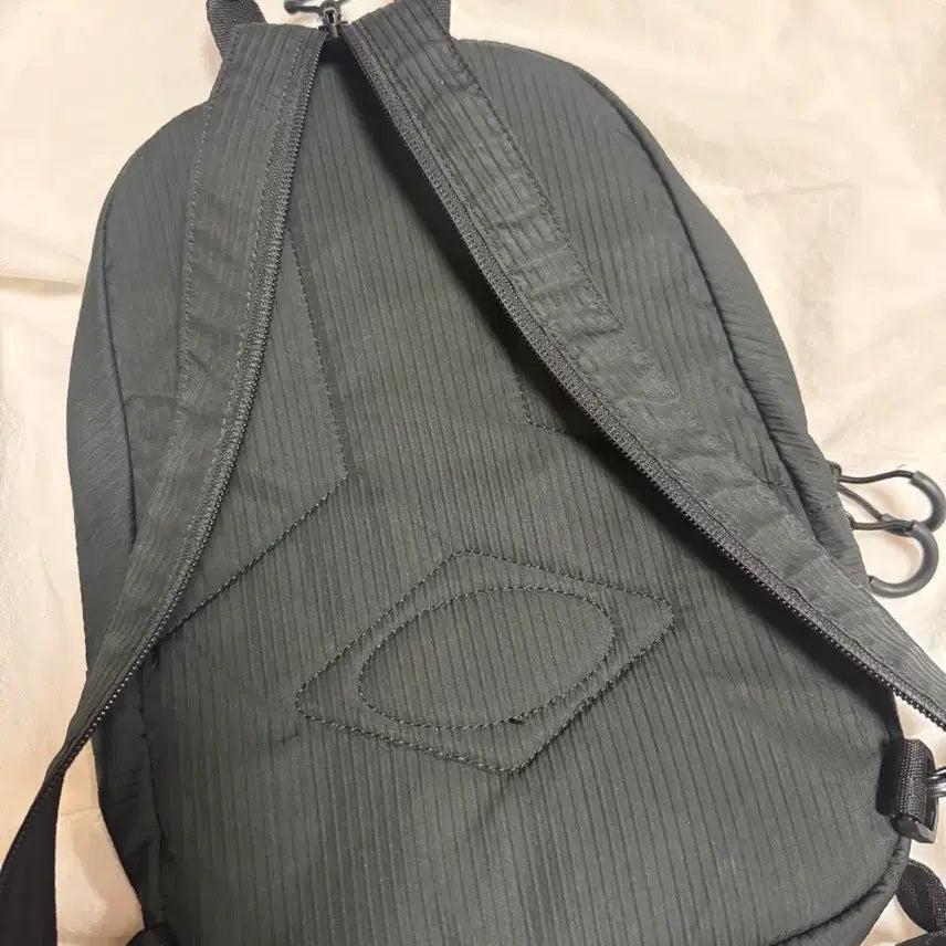 [BUNJANG] Mischief Two-Way Sling Bag / 미스치프 투웨이 슬링백