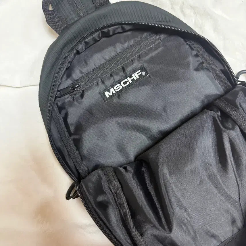 [BUNJANG] Mischief Two-Way Sling Bag / 미스치프 투웨이 슬링백