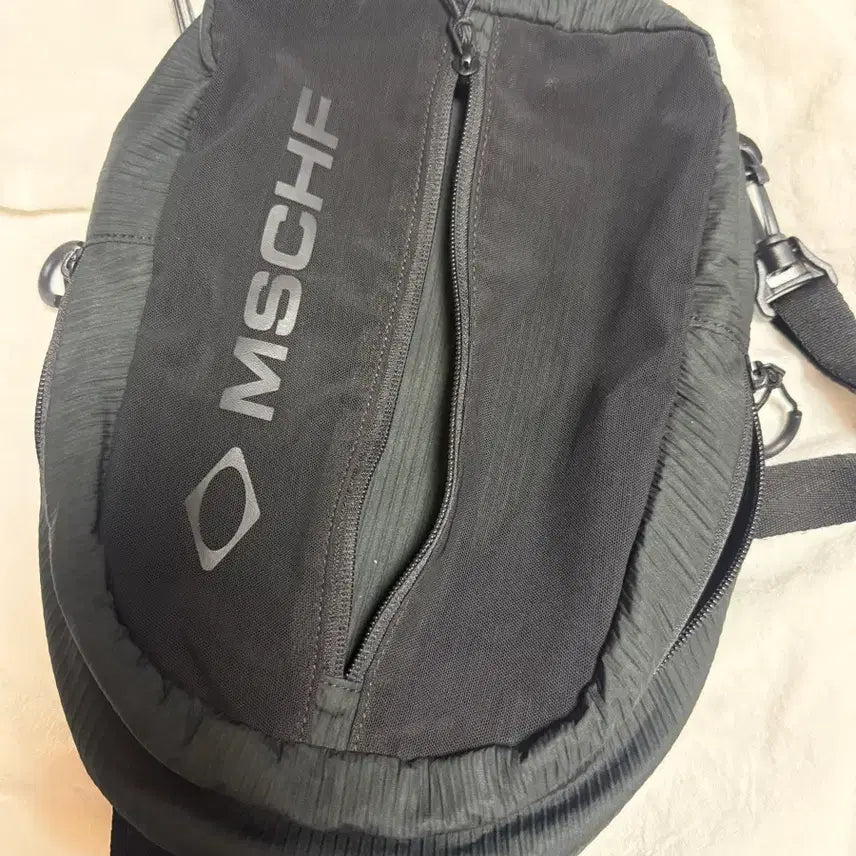 [BUNJANG] Mischief Two-Way Sling Bag / 미스치프 투웨이 슬링백