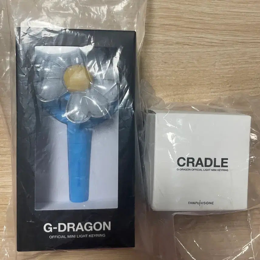 [BUNJANG] G-Dragon Official Mini Lightstick Keyring + Cradle Bundle Set / (미개봉,일괄판매)지드래곤 미니 응원봉 키링 + 키링 크래들 세트