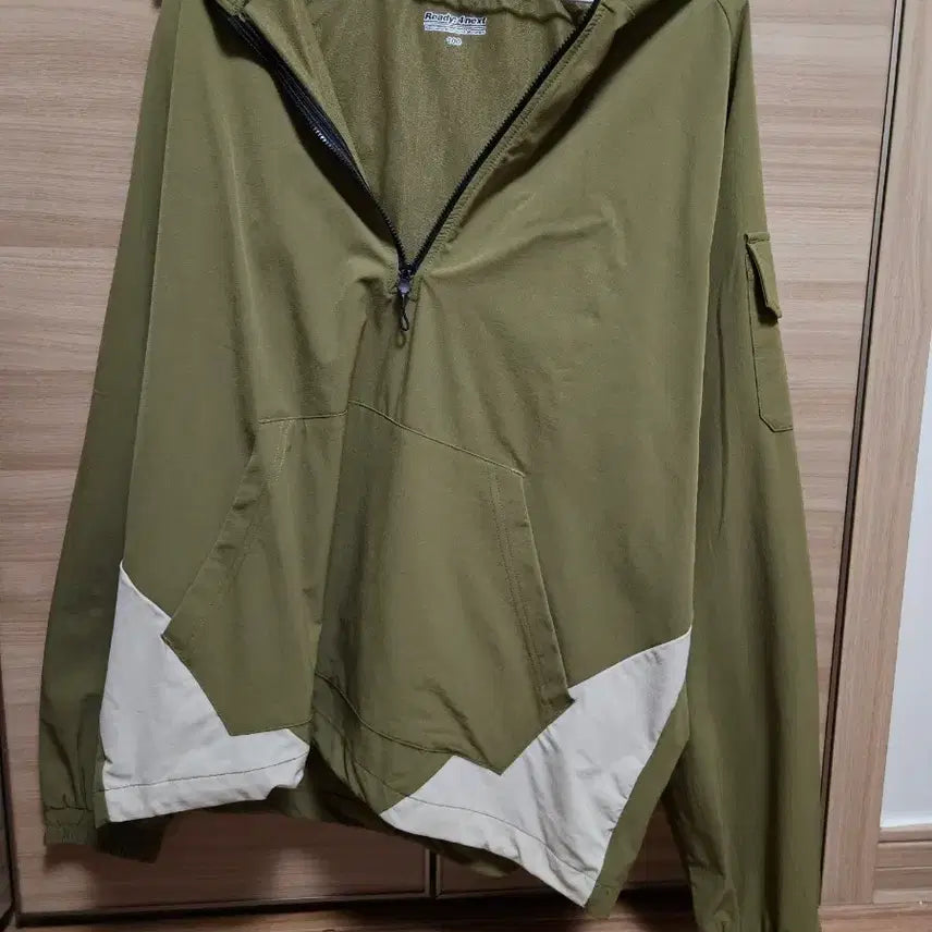 [SOLD OUT] 카키색 후드 바람막이