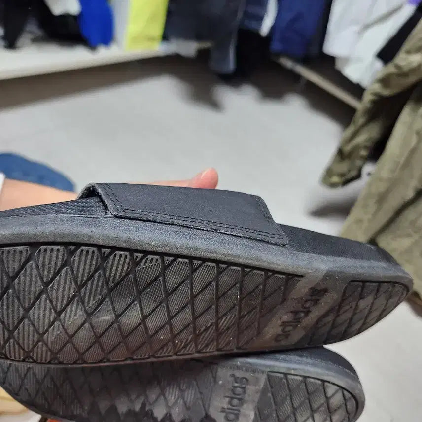 [BUNJANG] Adidas Adilette Shower Slides Black 240 / 아디다스 슬리퍼 블랙 240
