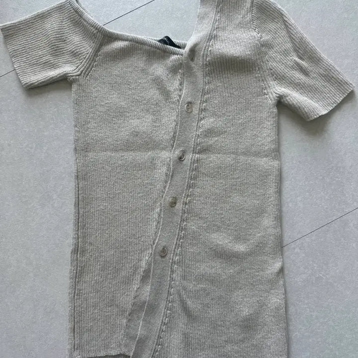 [BUNJANG] Diagonal Knit T-shirt Open Shoulder / 다이애그널 니트티셔츠 오픈숄더