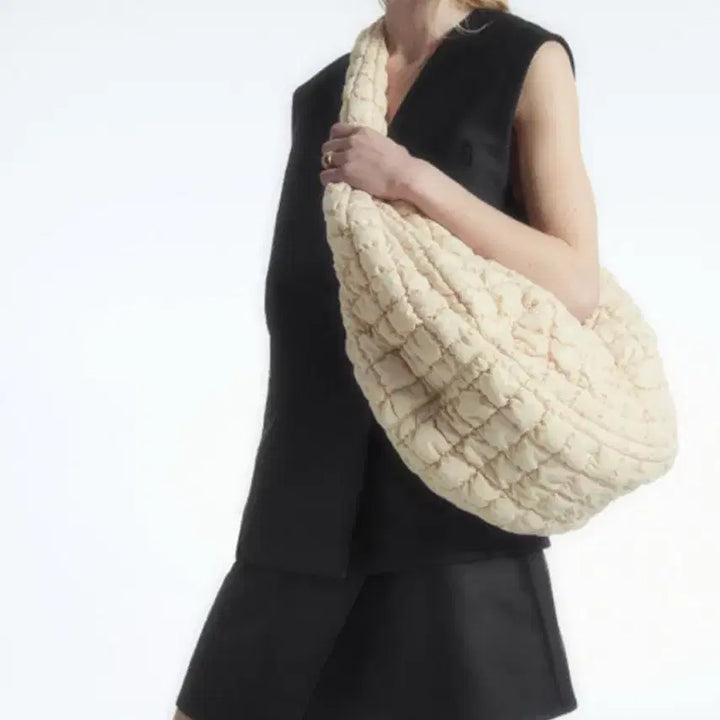 [BUNJANG] COS Oversized Quilted Bag Cream White / COS 구름백 퀼티드백 오버사이즈 크림 화이트