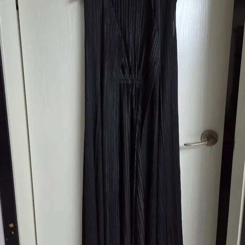 [BUNJANG] Pleats Me Black Pleated Sleeveless Long Cardigan / 우아한 플리츠미 블랙 플리츠 롱 가디건형 민소매
