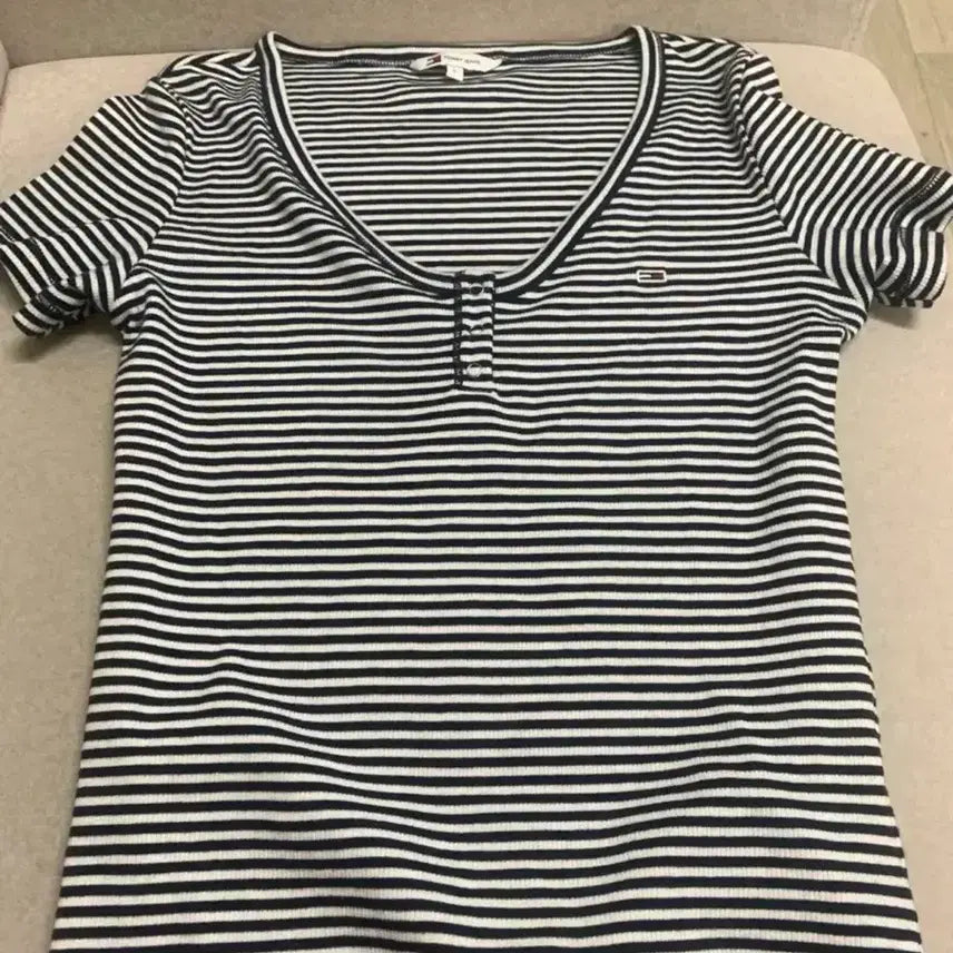 [BUNJANG] Tommy Jeans Striped V-Neck Half Sleeve T-Shirt / 타미진스 헨리넥 스트라이프 브이넥 반팔티