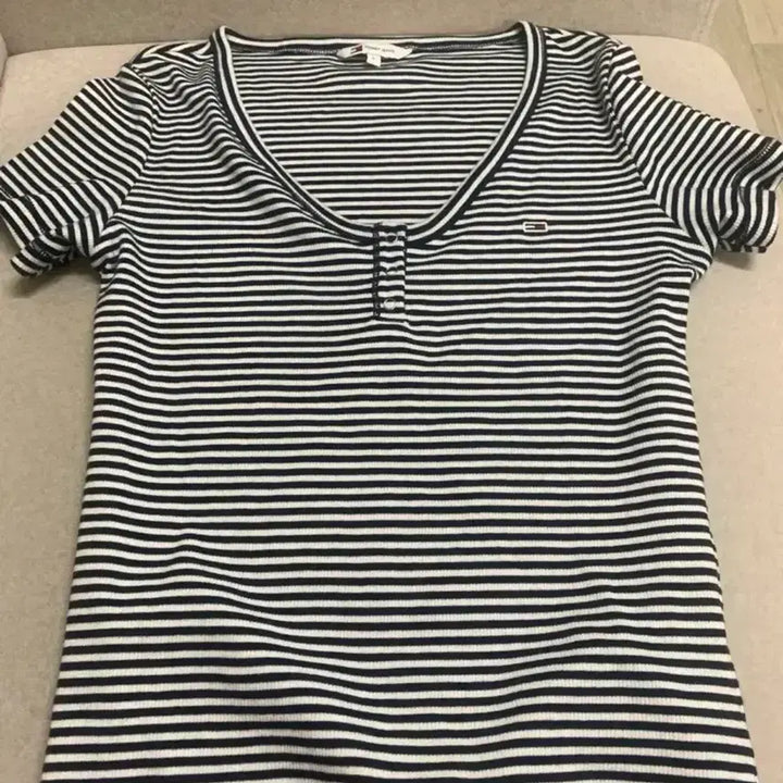 [BUNJANG] Tommy Jeans Striped V-Neck Half Sleeve T-Shirt / 타미진스 헨리넥 스트라이프 브이넥 반팔티