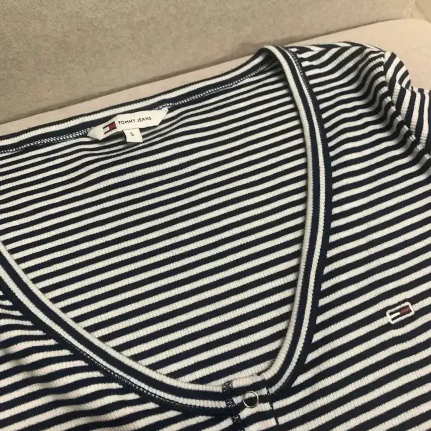 [BUNJANG] Tommy Jeans Striped V-Neck Half Sleeve T-Shirt / 타미진스 헨리넥 스트라이프 브이넥 반팔티