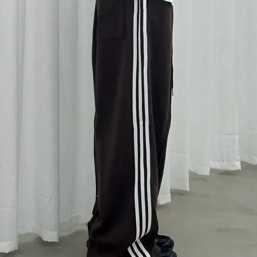[BUNJANG] Astaatin Three-Line Track Training Pants Brown / 아스타틴 삼선 라인 트랙 트레이닝 팬츠 브라운