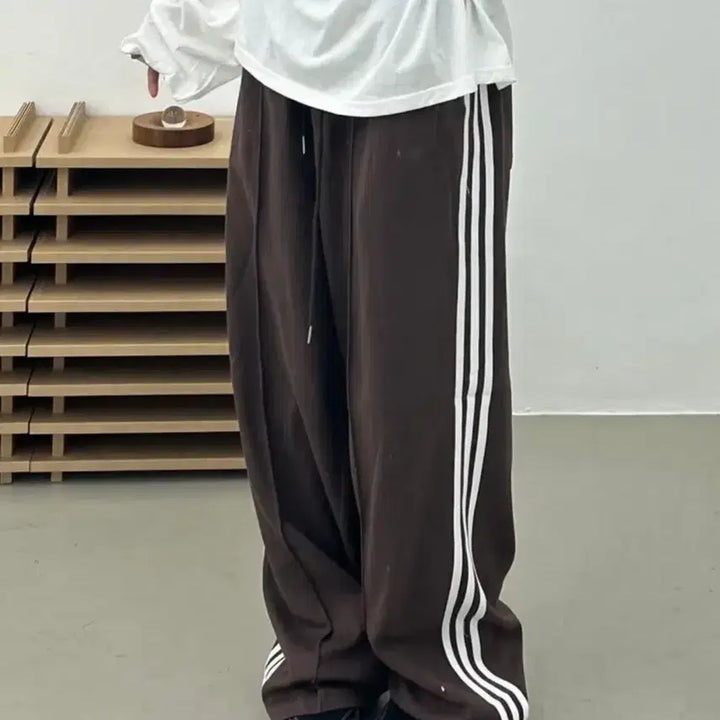 [BUNJANG] Astaatin Three-Line Track Training Pants Brown / 아스타틴 삼선 라인 트랙 트레이닝 팬츠 브라운