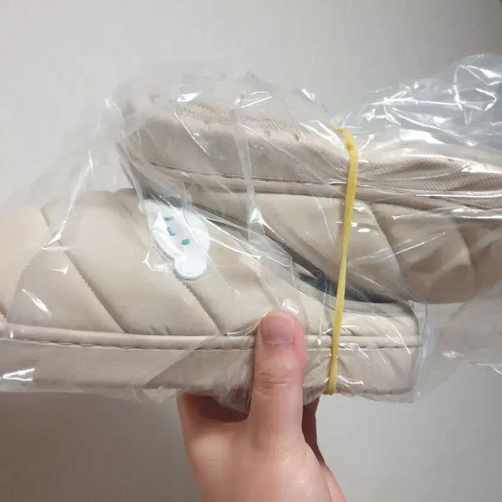 [BUNJANG] Cinnamoroll Beige Padded Slippers / 240 시나모롤 패딩 슬리퍼 신발