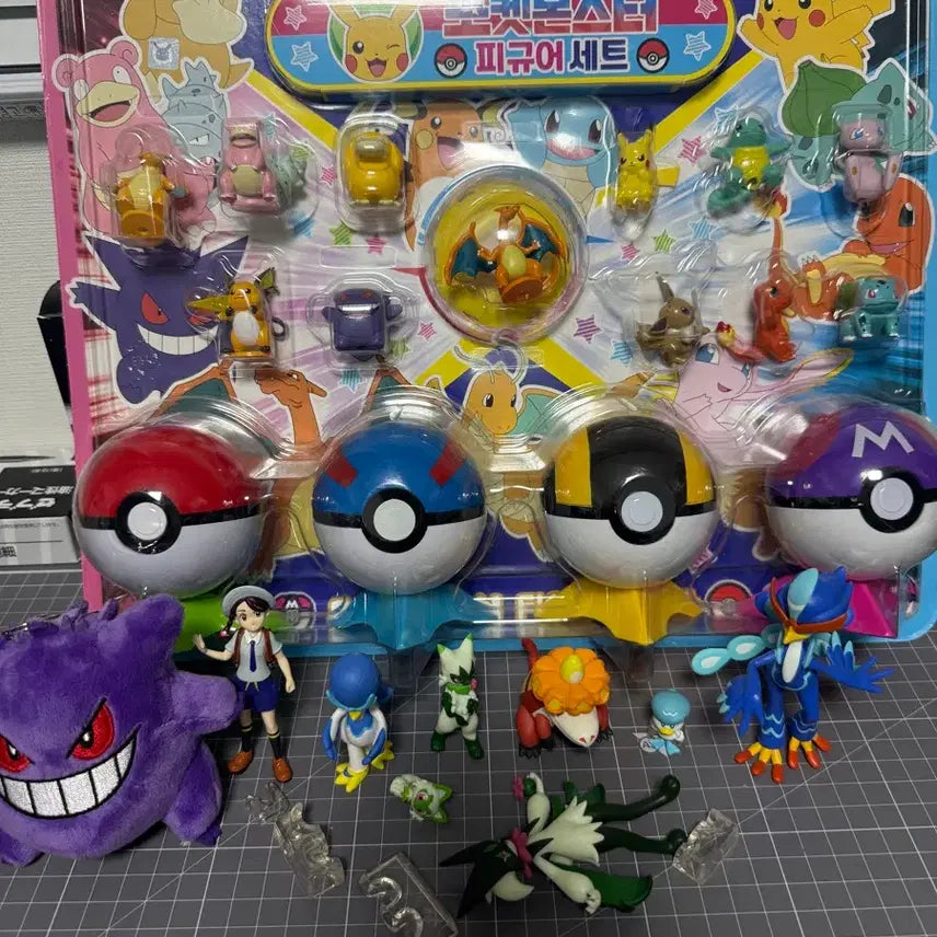 [BUNJANG] Pokemon Stickers, Figure, and Keyring Bundle / 포켓몬 띠부씰 + 피규어 +키링 일괄