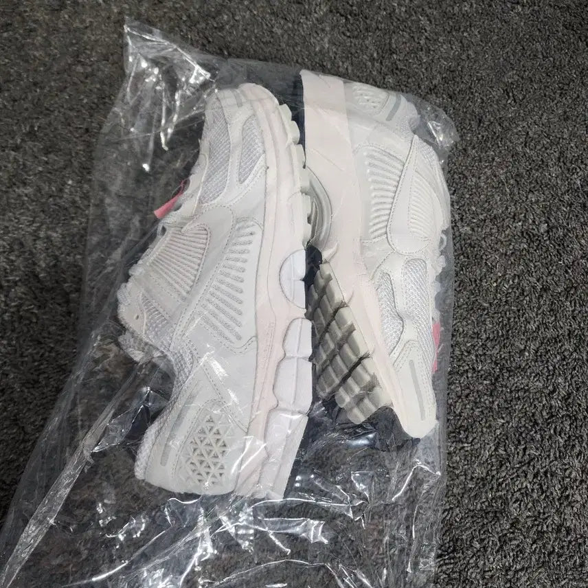 [BUNJANG] Nike Vomero 5 White Sneakers / 나이키 보메로5 화이트  270사이즈