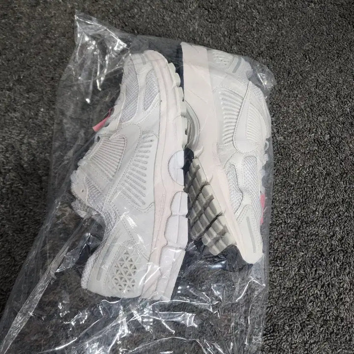 [BUNJANG] Nike Vomero 5 White Sneakers / 나이키 보메로5 화이트  270사이즈