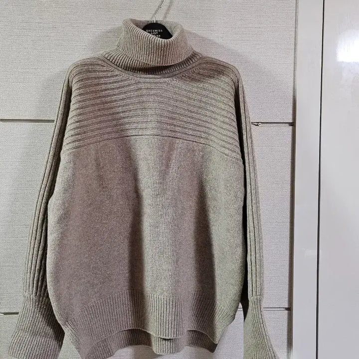 [BUNJANG] NilbyP 21WN Lumi Turtleneck Knit (Khaki Beige) / 닐바이피 21WN 루미  터틀넥 니트 (카키베이지)