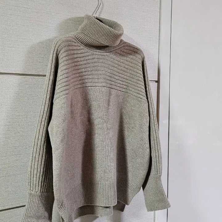 [BUNJANG] NilbyP 21WN Lumi Turtleneck Knit (Khaki Beige) / 닐바이피 21WN 루미  터틀넥 니트 (카키베이지)