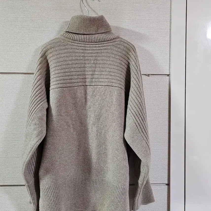 [BUNJANG] NilbyP 21WN Lumi Turtleneck Knit (Khaki Beige) / 닐바이피 21WN 루미  터틀넥 니트 (카키베이지)