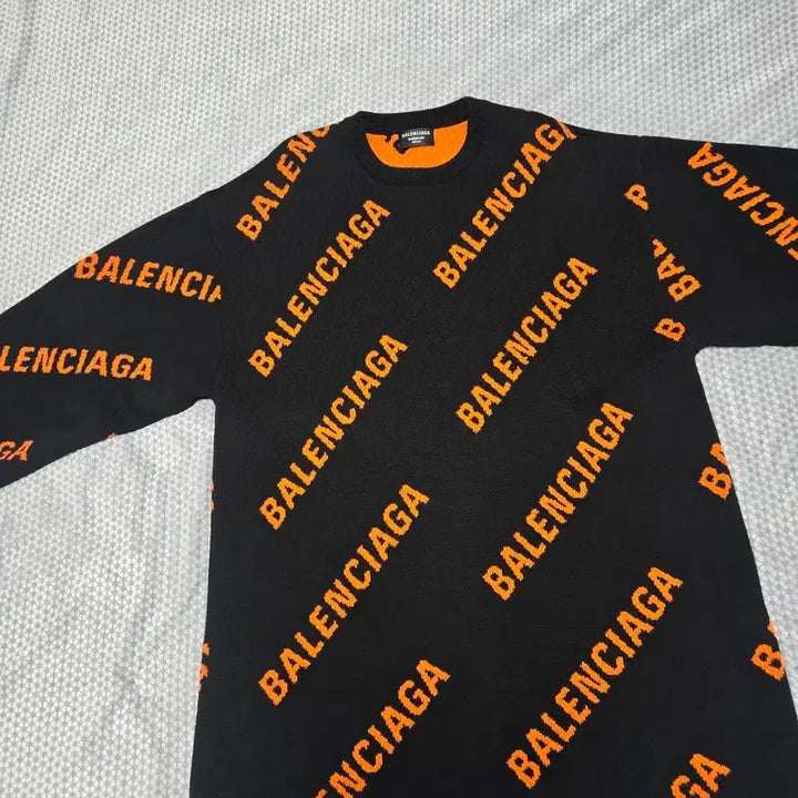 [BUNJANG] Balenciaga All Over Logo Thick Knit Sweater / 발렌시아가 올오버 로고 두툼한니트 블랙 오렌지 XL